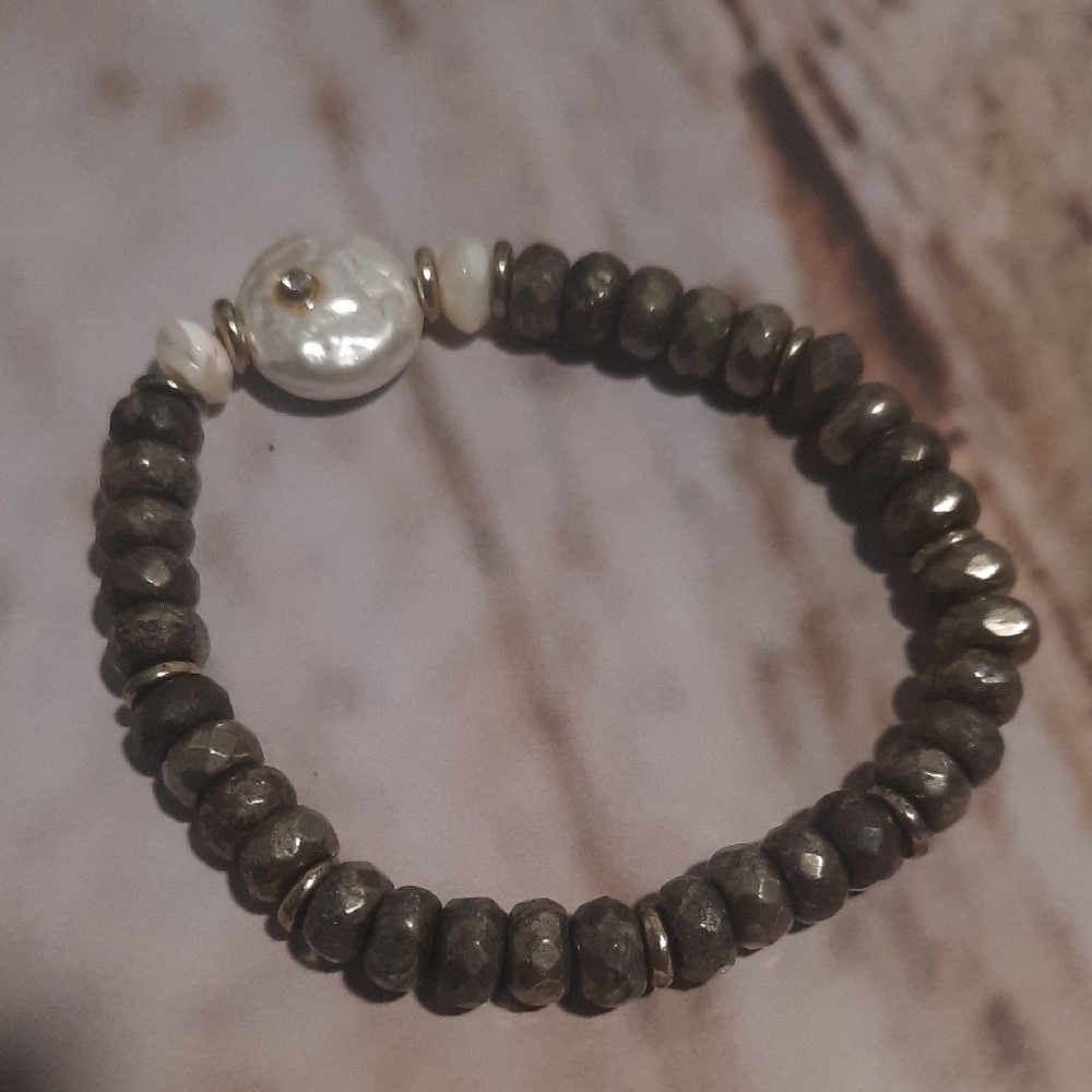 Elegant Olive and Pearl Beaded Bracelet